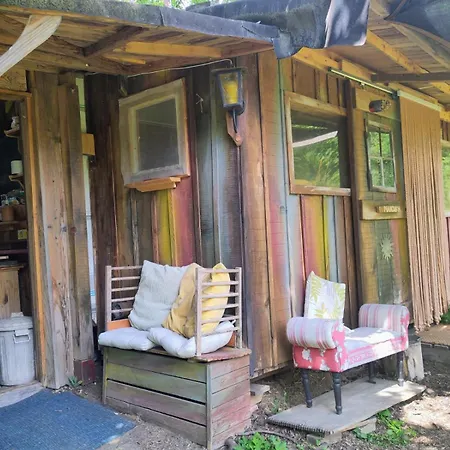 Cute Caravan Hideaway In Nature