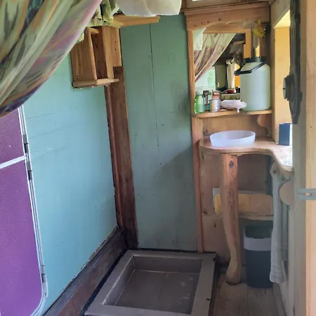 Cute Caravan Hideaway In Nature 营地